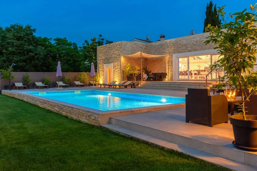 Villa with terrace, barbeque & pool - Image 1