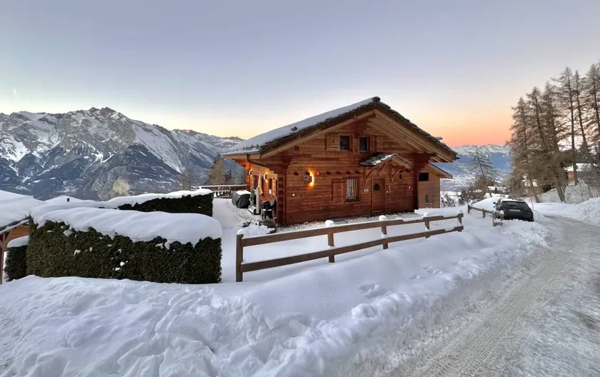 Chalet with garden & barbecue - Image 1
