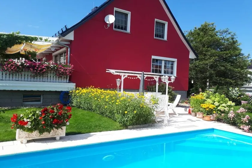 Holiday home with BBQ, garden & terrace | Pets are welcome - Image 1