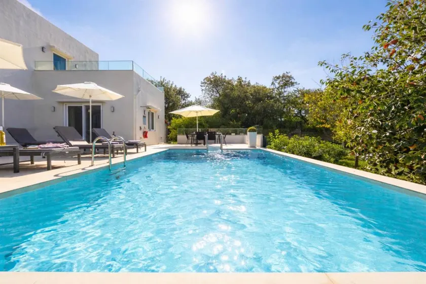 Villa avec barbecue, piscine privée et terrasse - Image 1