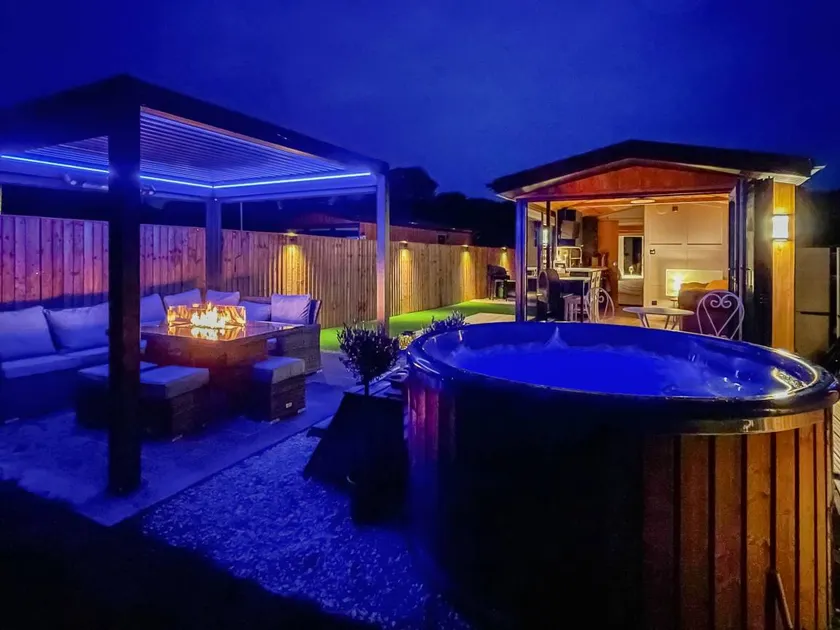 Flat with sauna, garden & hot tub - Image 1