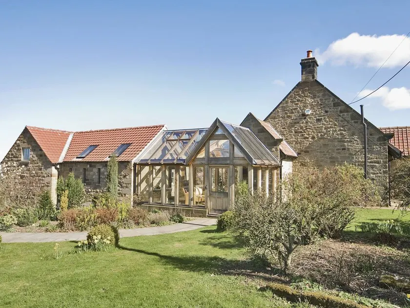 Family-oriented cottage with garden - Image 1