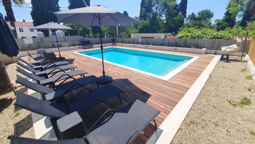 Flat with pool & garden - Image 1