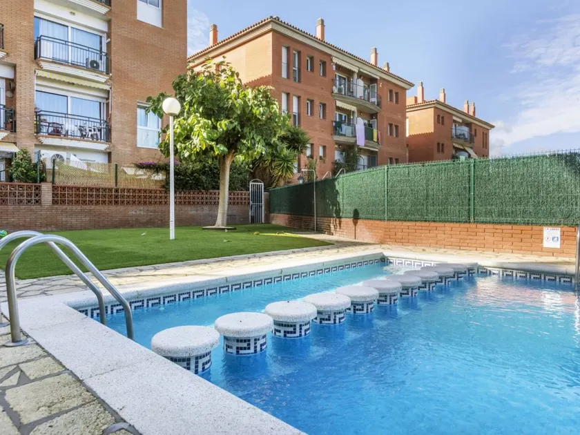Apartment with terrace, garden & pool - Image 1