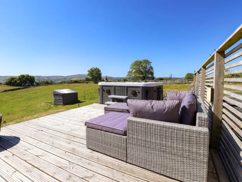 Family-friendly nice cottage with garden & jacuzzi | Beach view - Image 1