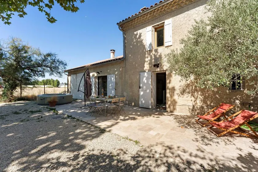Family-friendly ample holiday home with pool, garden & jacuzzi | Garden view - Image 1