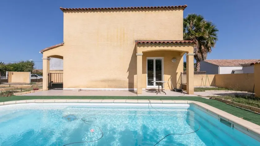 Holiday Home Near Beach With Private Pool - Image 1