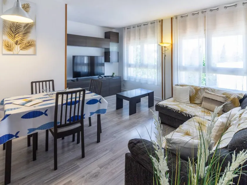 Cosy Apartment in Town, 800m from Port Beach - A/C, Dishwasher, Near Main Square - Image 1