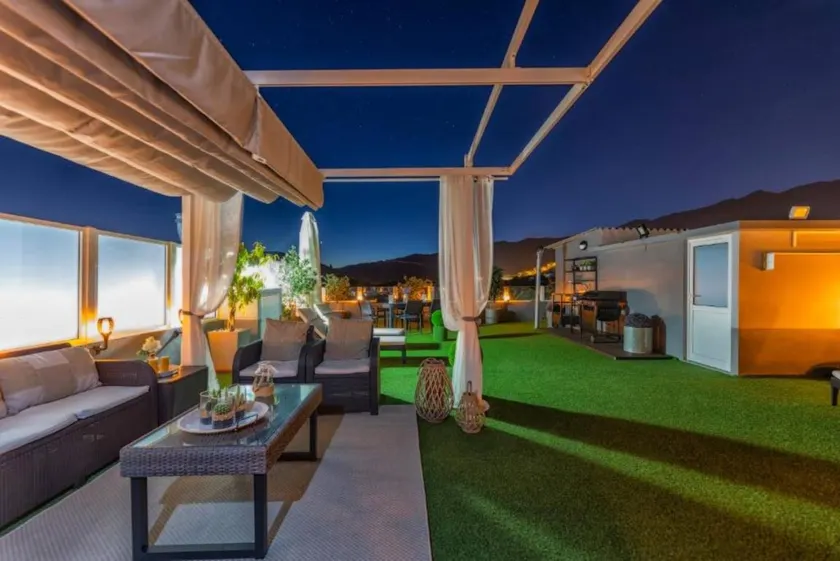 Familienorientiertes wunderschönes Ferienhaus mit Terrasse, Pool und Grill | Stadtblick | Ideal für Homeoffice - Image 1