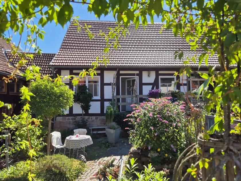 Apartment with garden - Image 1