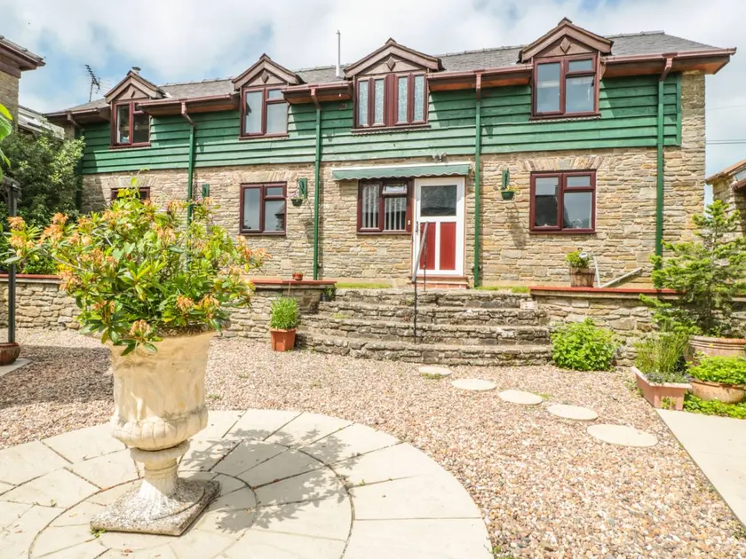 Cottage with garden - Image 1