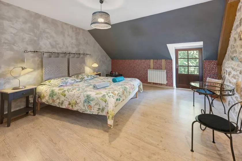 Maison d'hôtes avec piscine, terrasse et jardin | Vue jardin - Image 1