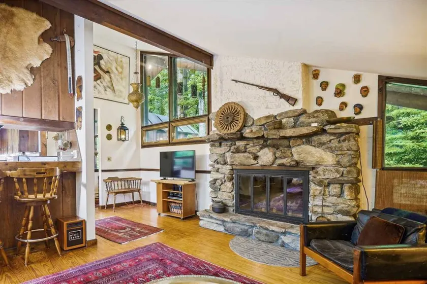 Hawk Landing is a charming 3-bedroom, 2-bathroom retreat - Image 1