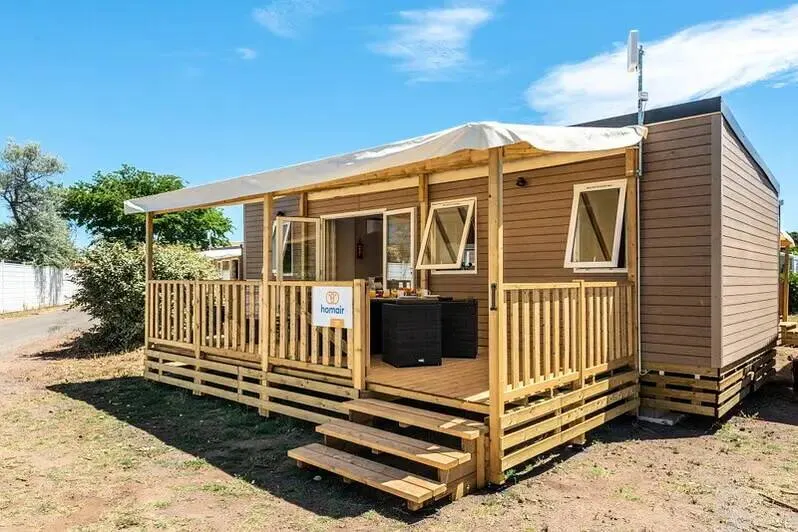 Wonderful mobile home with barbecue, garden & heated pool | Dogs allowed - Image 1