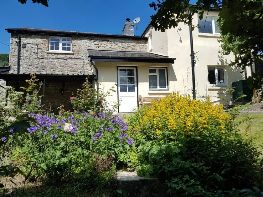 Cottage with barbecue & garden | Water view - Image 1