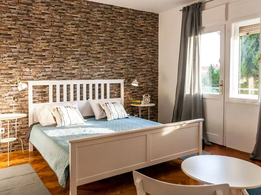 Flat with garden & terrace - Image 1