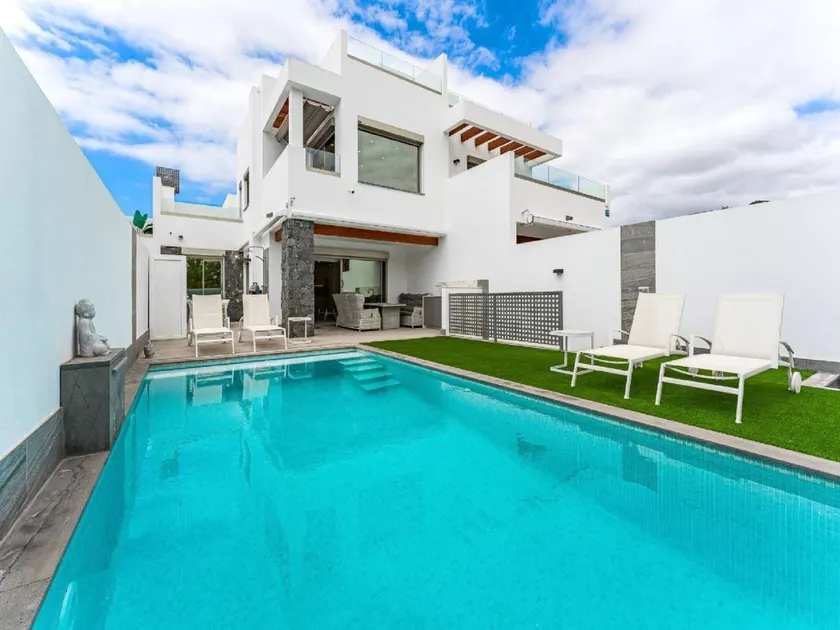 Villa with barbecue, heated pool & terrace - Image 1