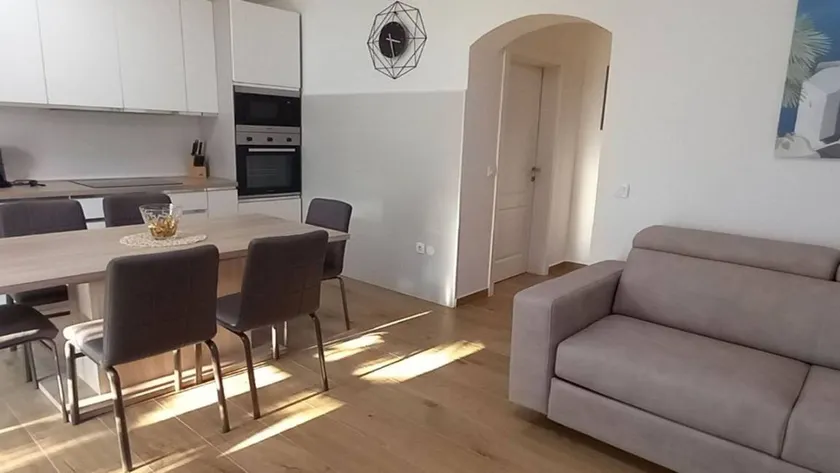 Apartment with terrace & private pool - Image 1