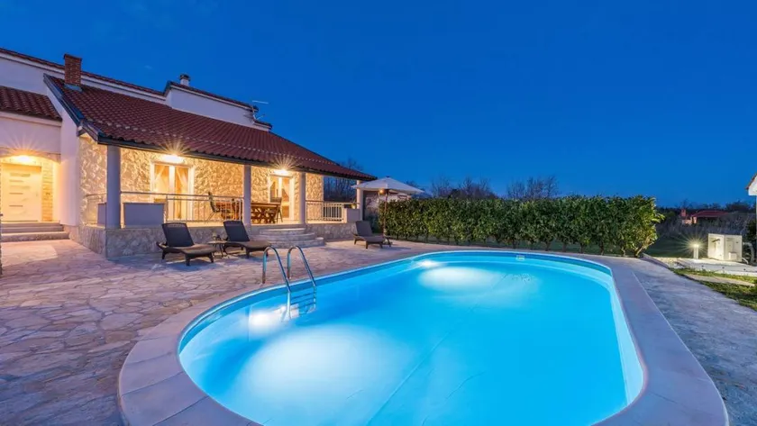 House with terrace, garden & pool - Image 1