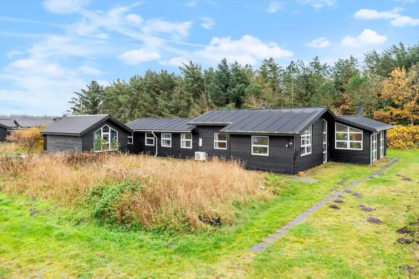 House with barbeque & garden - Image 1