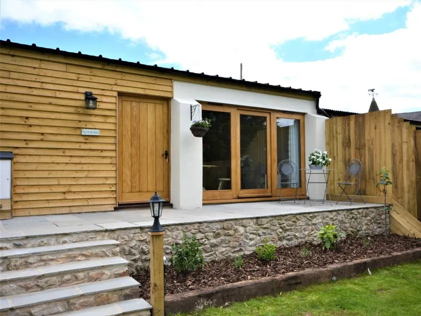 Fully equipped cottage with garden & barbeque - Image 1