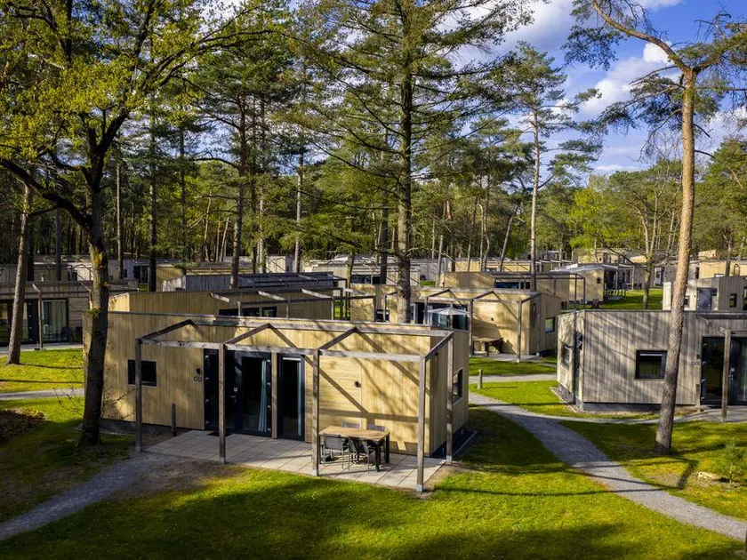 Lodge with terrace, heated pool & sauna - Image 1