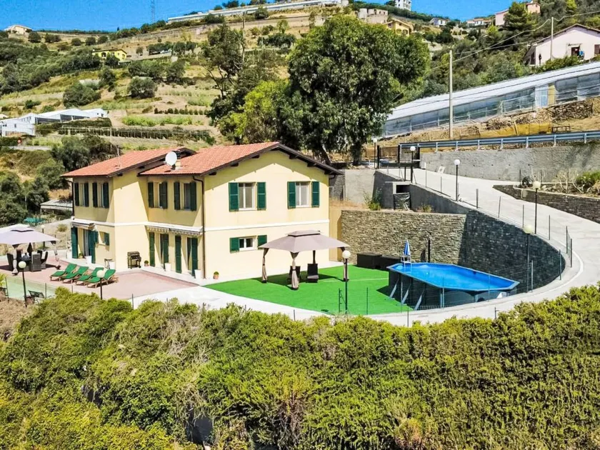 Holiday home with private pool, garden & BBQ - Image 1