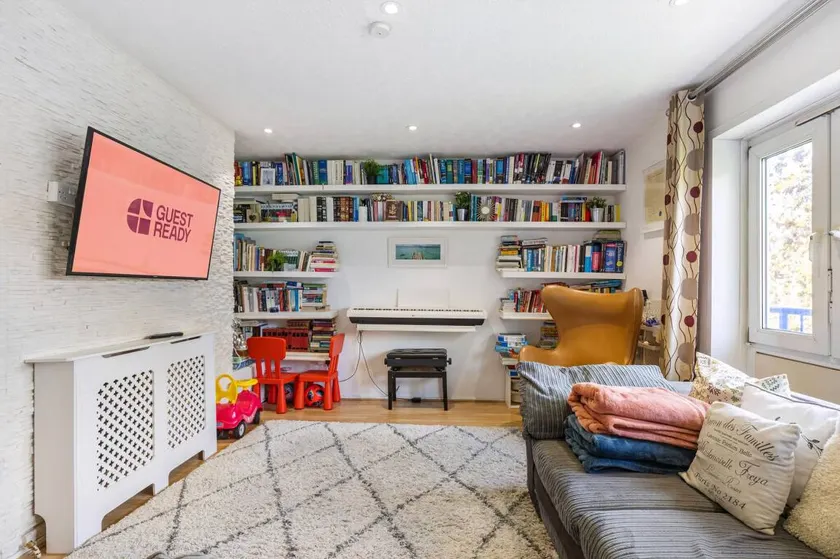 GuestReady - Charming London Flat with Balcony - Image 1