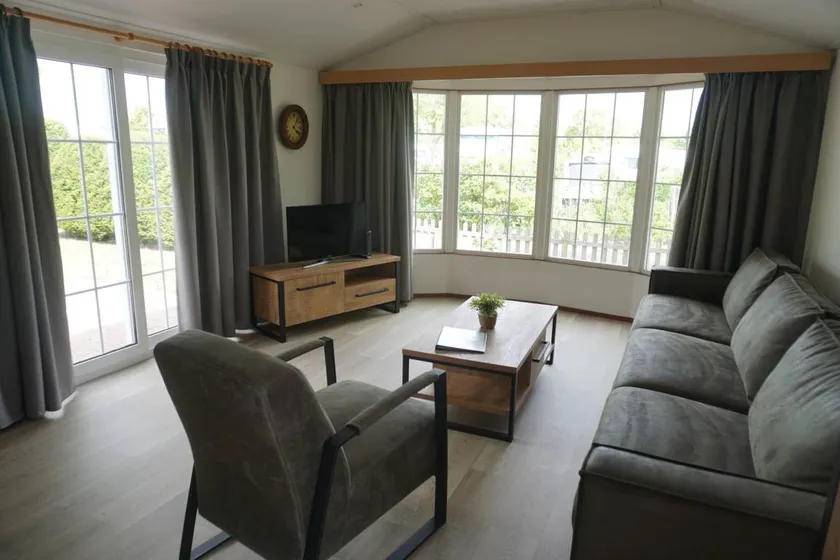 Chalet with terrace & garden - Image 1