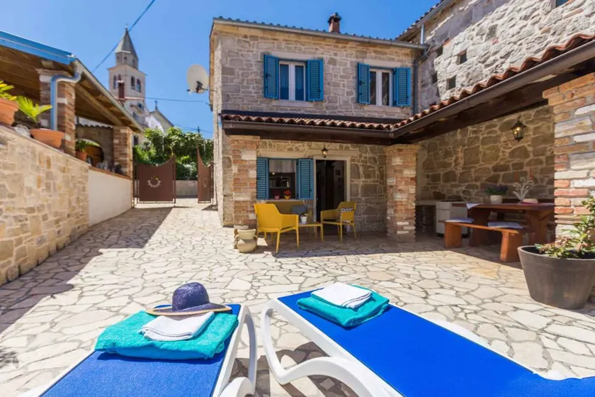 Holiday home with barbecue and cosy terrace in the garden - Image 1