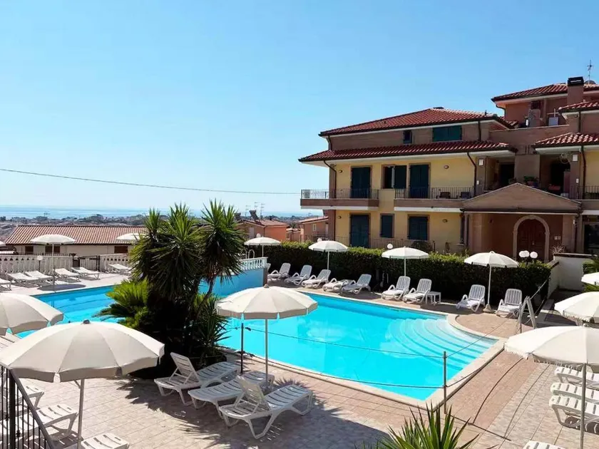 Apartment with pool & terrace - Image 1