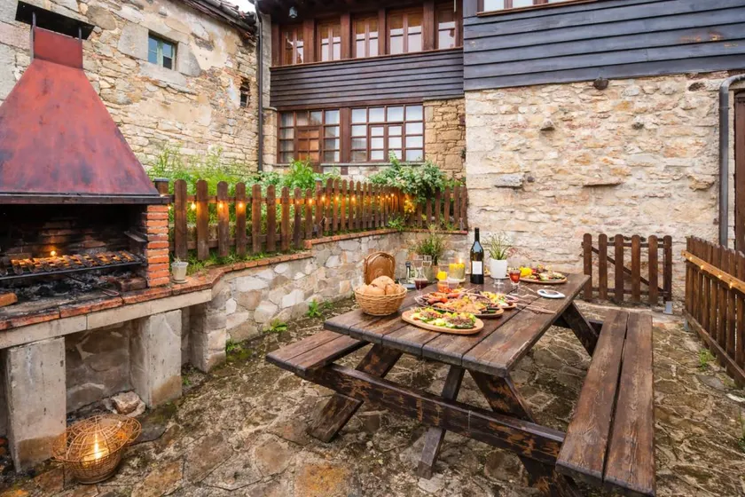 House with barbecue & hot tub | Mountain view | Perfect for remote work | Dogs allowed - Image 1