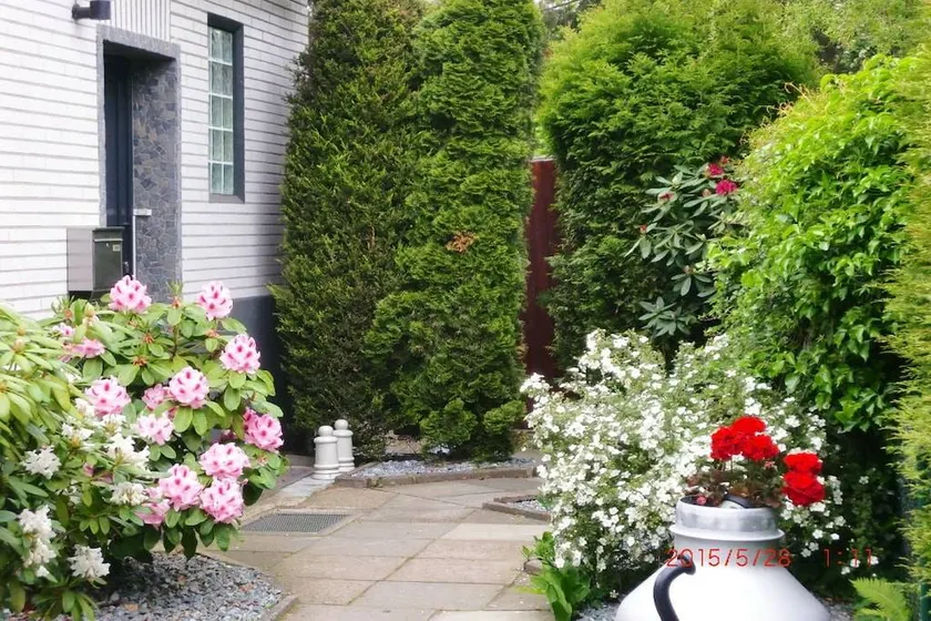 House with garden - Image 1