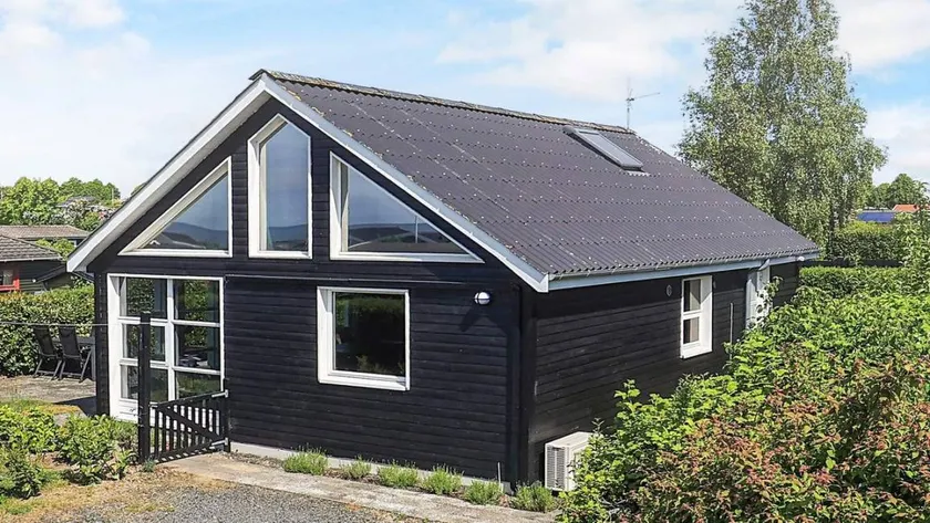 Holiday home with garden & terrace - Image 1