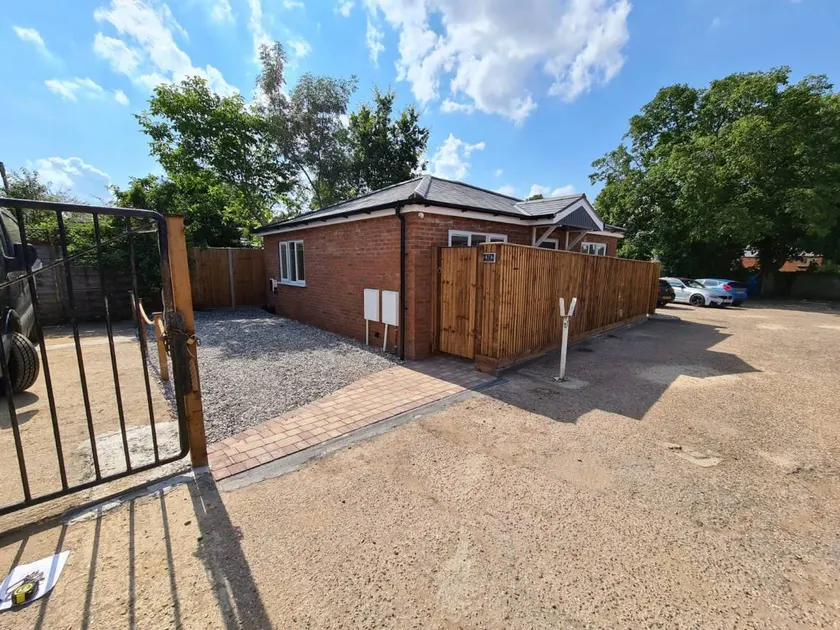 Charming Bungalow with Garden and Family-Friendly Amenities - Image 1