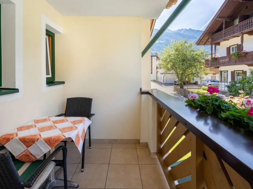 Flat with garden | Mountain view - Image 1