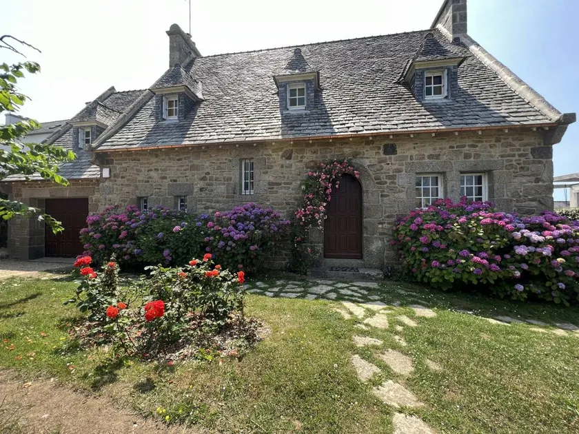 Granite house by Portsall fishing port in Brittany - Image 1