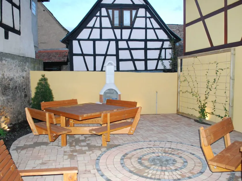 Maison avec jardin et barbecue - Image 1
