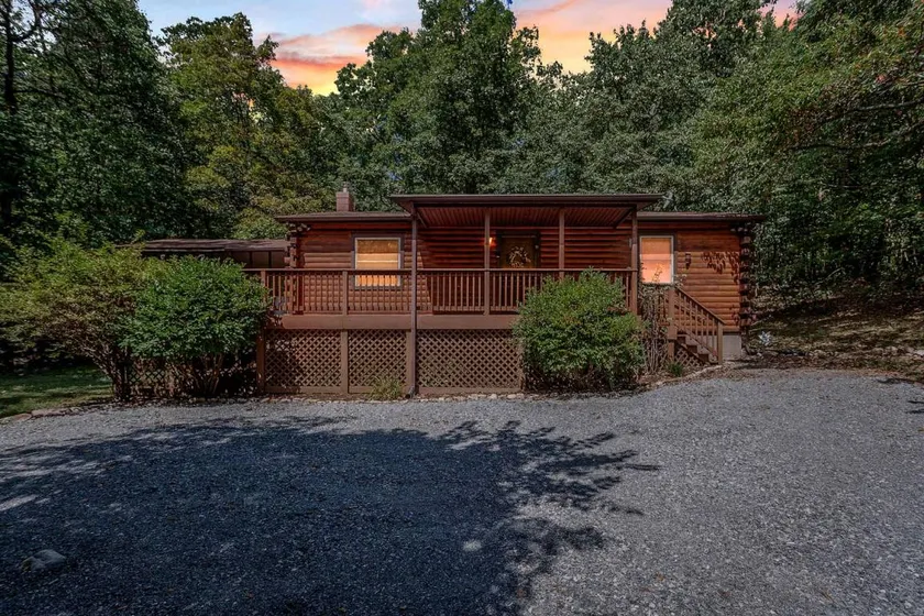 Secluded Mountain Cabin Hideaway near Luray Caverns in Virginia’s Majestic Massanutten Range - Image 1