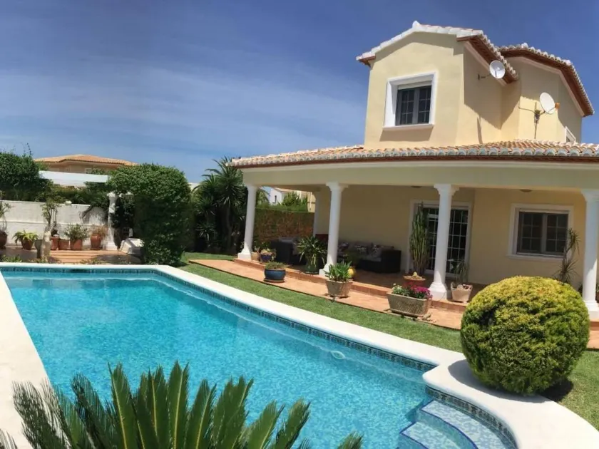 Holiday home with garden, BBQ & terrace | Mountain view - Image 1