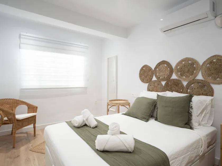 Luxurious 3BR Apt Near Train Station and City Center – Ideal for Families - Image 1