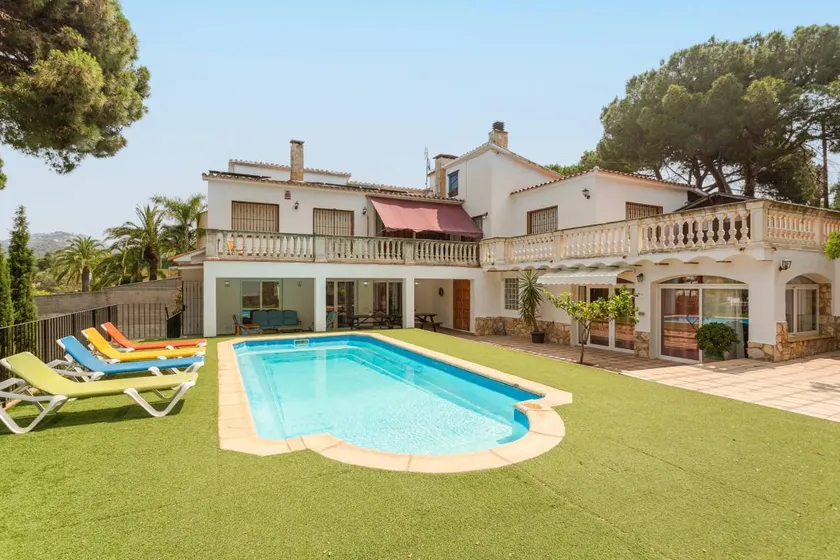 Big holiday apartment with terrace, barbeque & private pool | Mountain view | Beach nearby | Pets allowed - Image 1