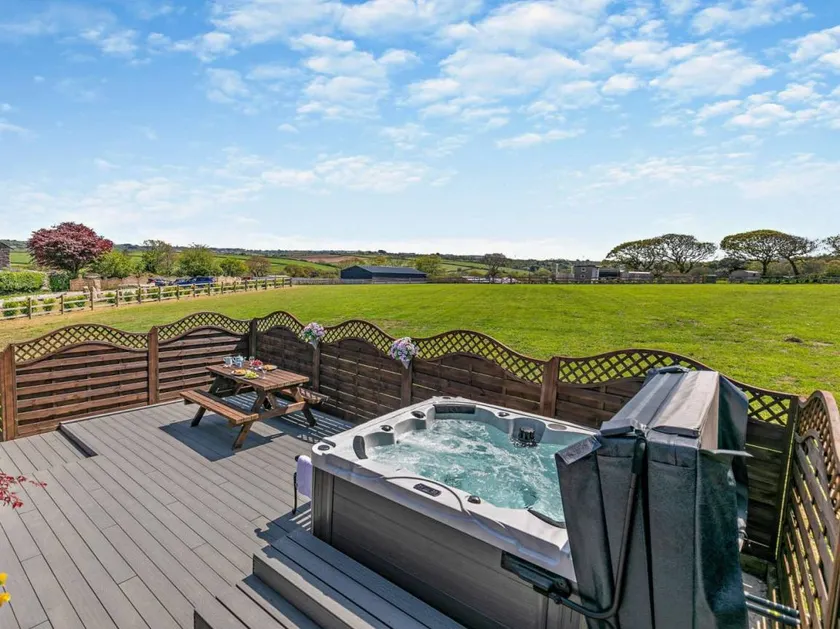 Beautiful cottage with garden, jacuzzi & terrace - Image 1