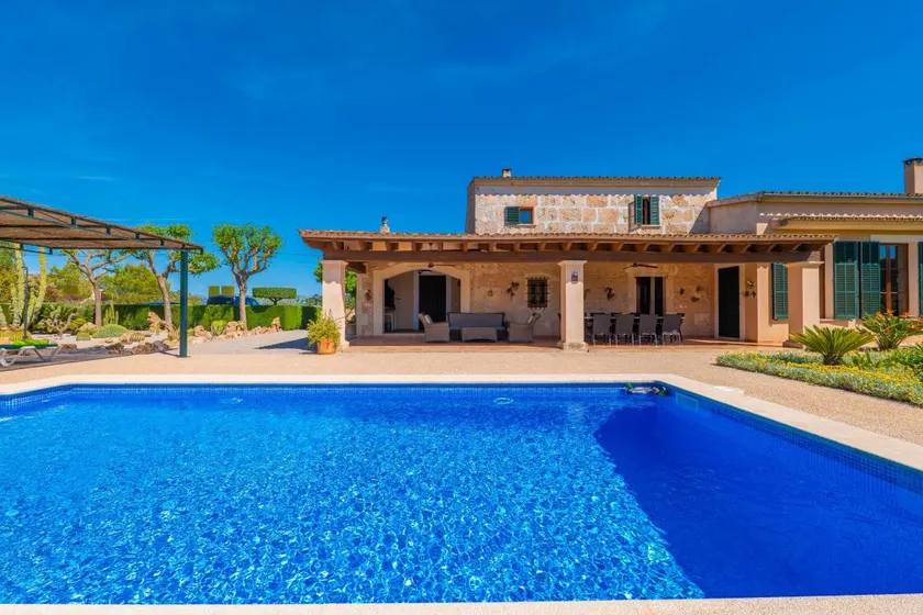 Family-oriented big villa with private pool, garden & barbeque - Image 1