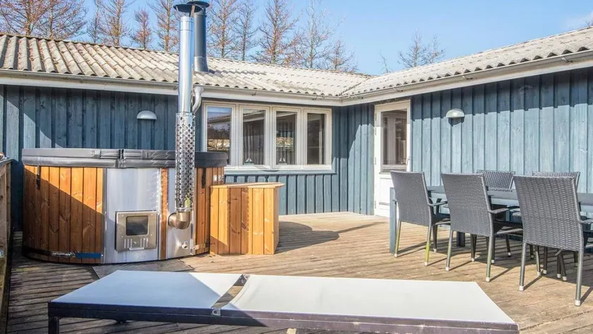 Spacious house with terrace & garden - Image 1