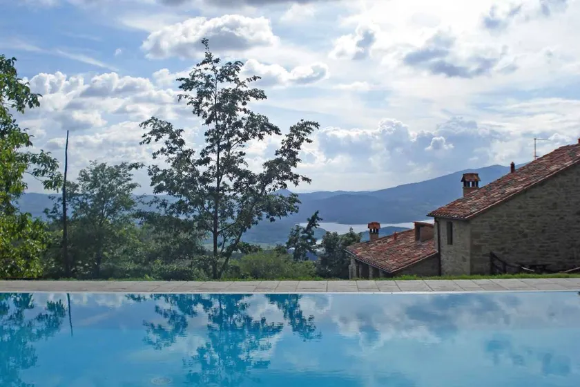 Agriturismo La Conca - Casali con piscina, appartamenti e camere: Villa Vallorsaia – piscina privata e vista lago in Toscana - Image 1