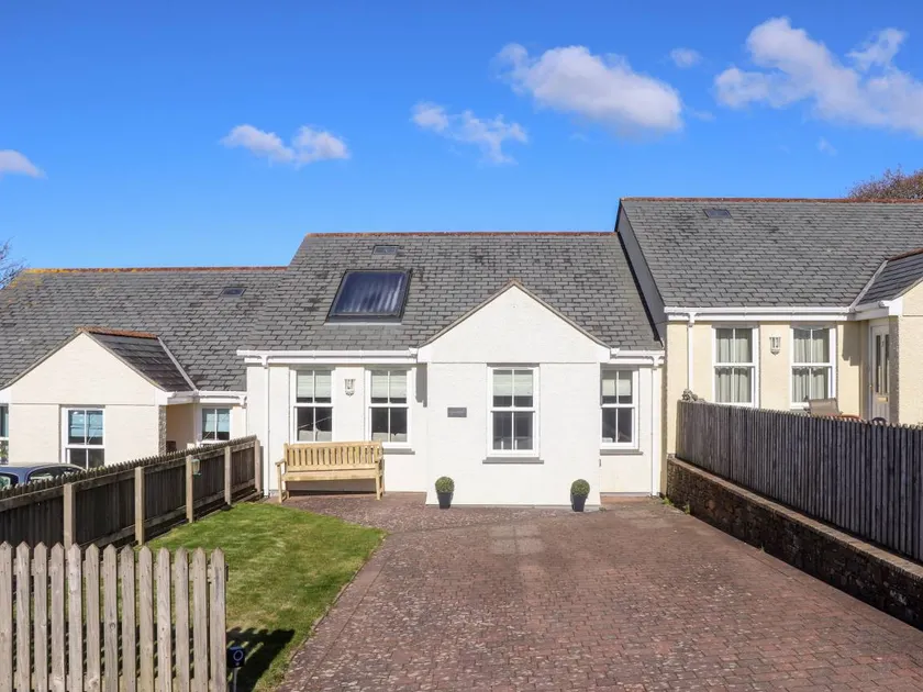 Family-oriented cottage with garden - Image 1