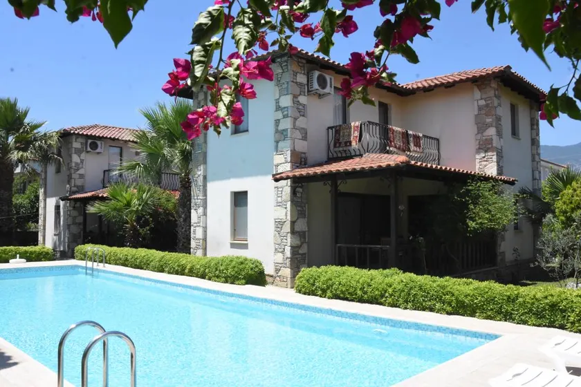 Family-oriented villa with garden, pool & BBQ - Image 1