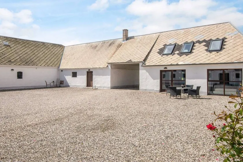 Holiday home with garden - Image 1