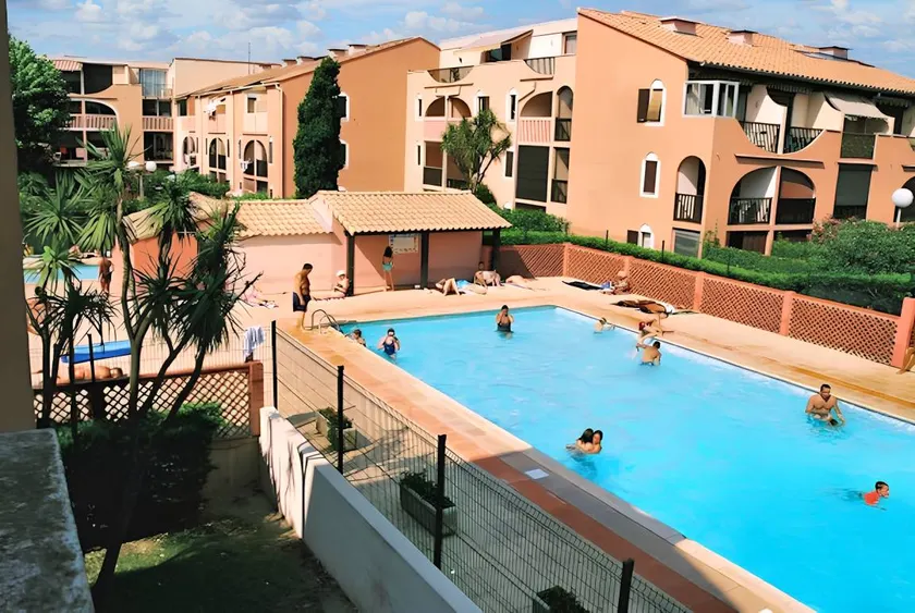 Appartement avec terrasse, barbecue et piscine - Image 1